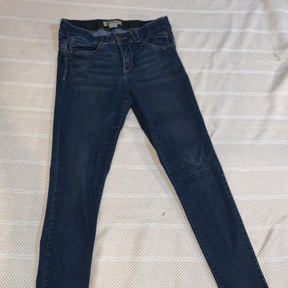 Awesome jeans with flattering elastic waist band.